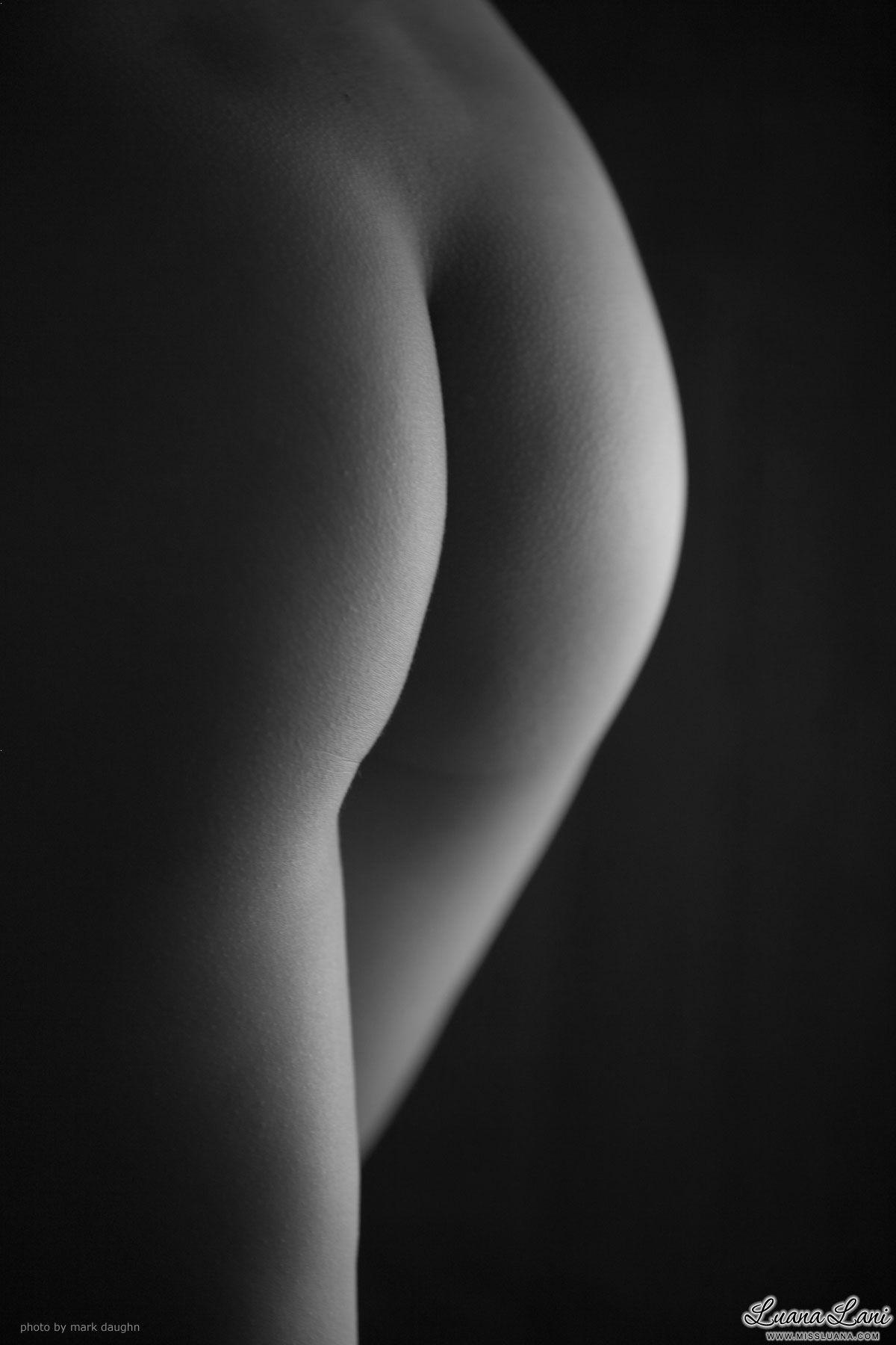 Photos de miss luana jeune montrant son corps sexy en noir et blanc
 #59585725
