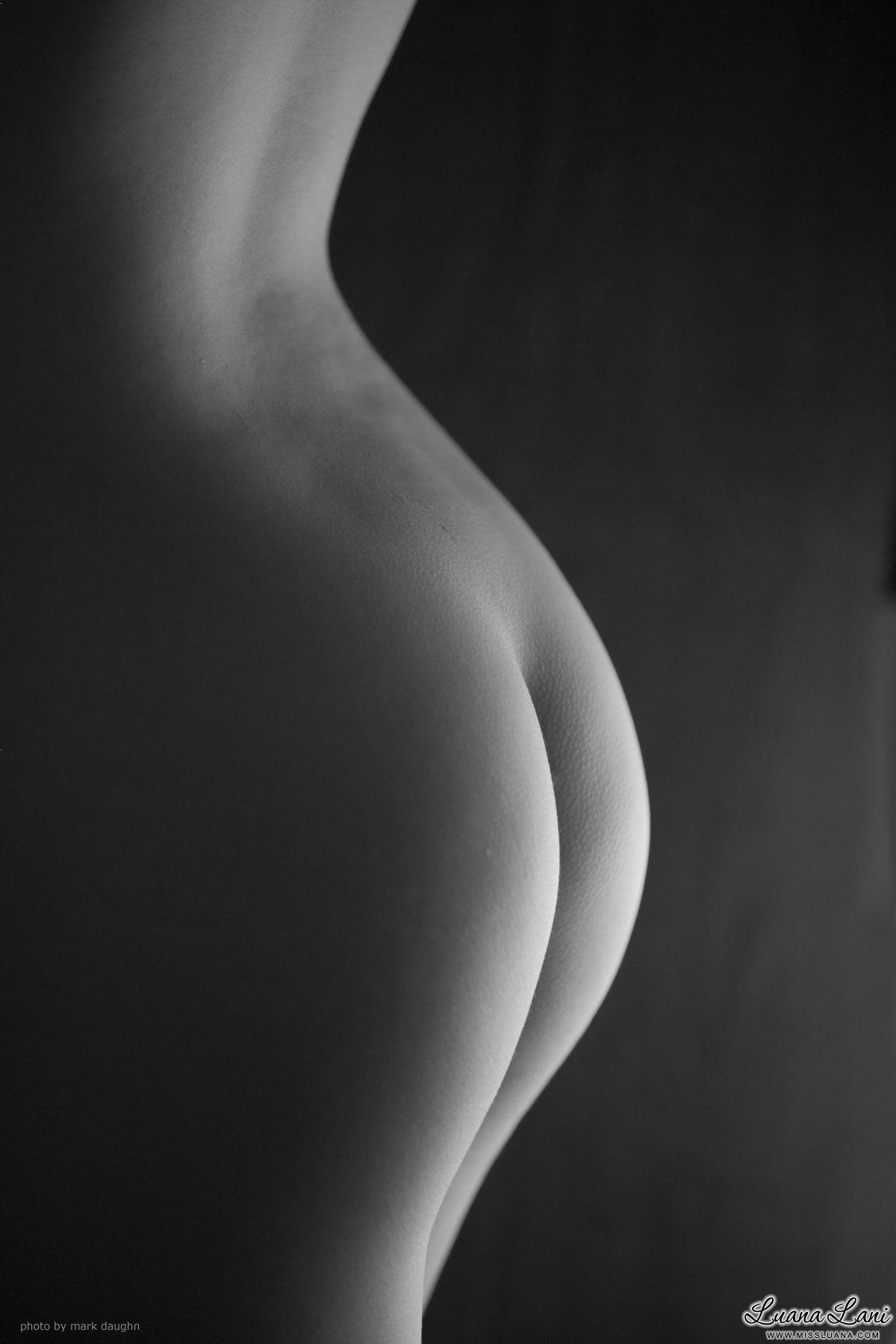 Fotos de la señorita luana mostrando su cuerpo sexy en blanco y negro
 #59585738
