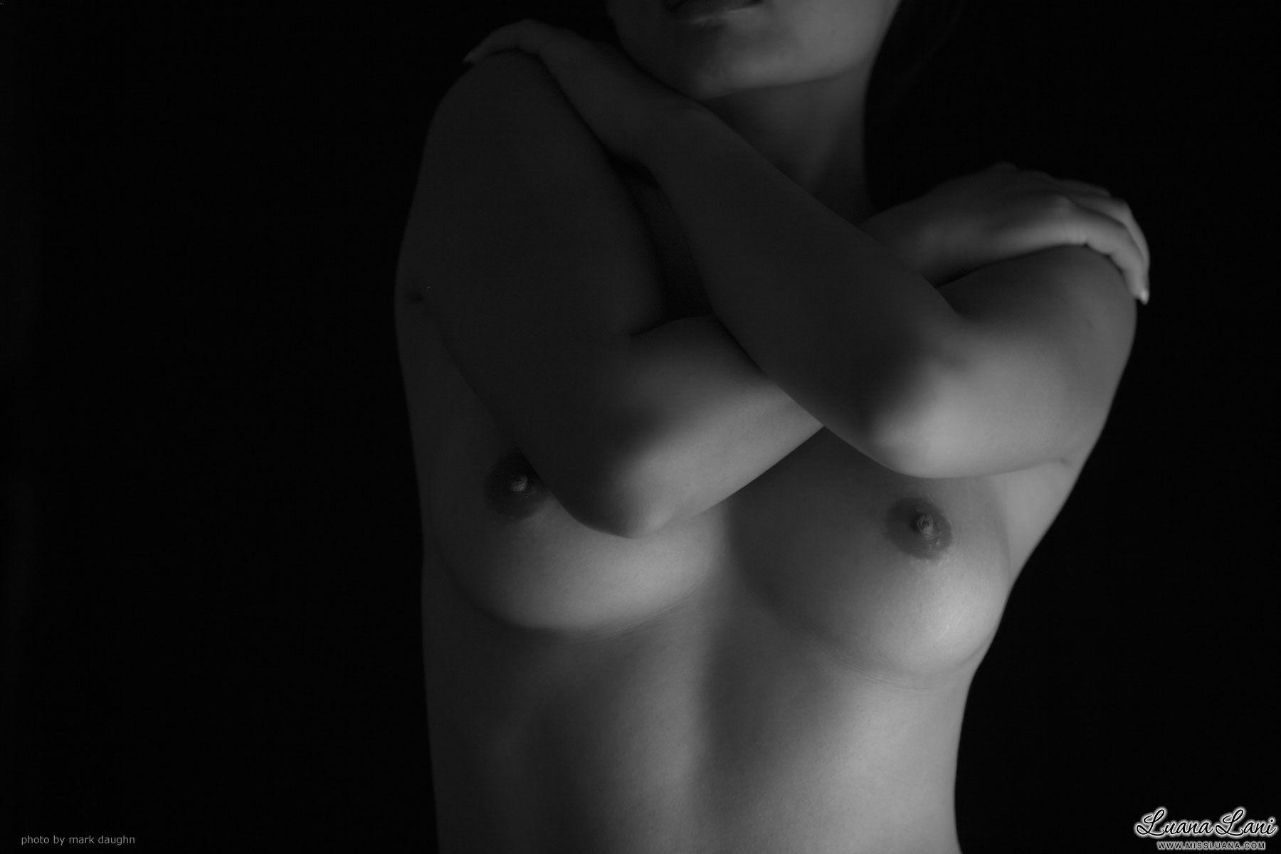 Fotos de la señorita luana mostrando su cuerpo sexy en blanco y negro
 #59585747