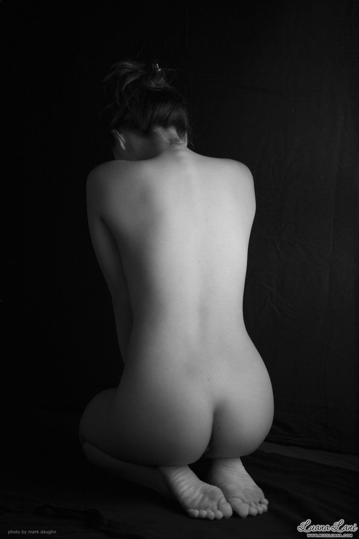 Fotos de la señorita luana mostrando su cuerpo sexy en blanco y negro
 #59585764