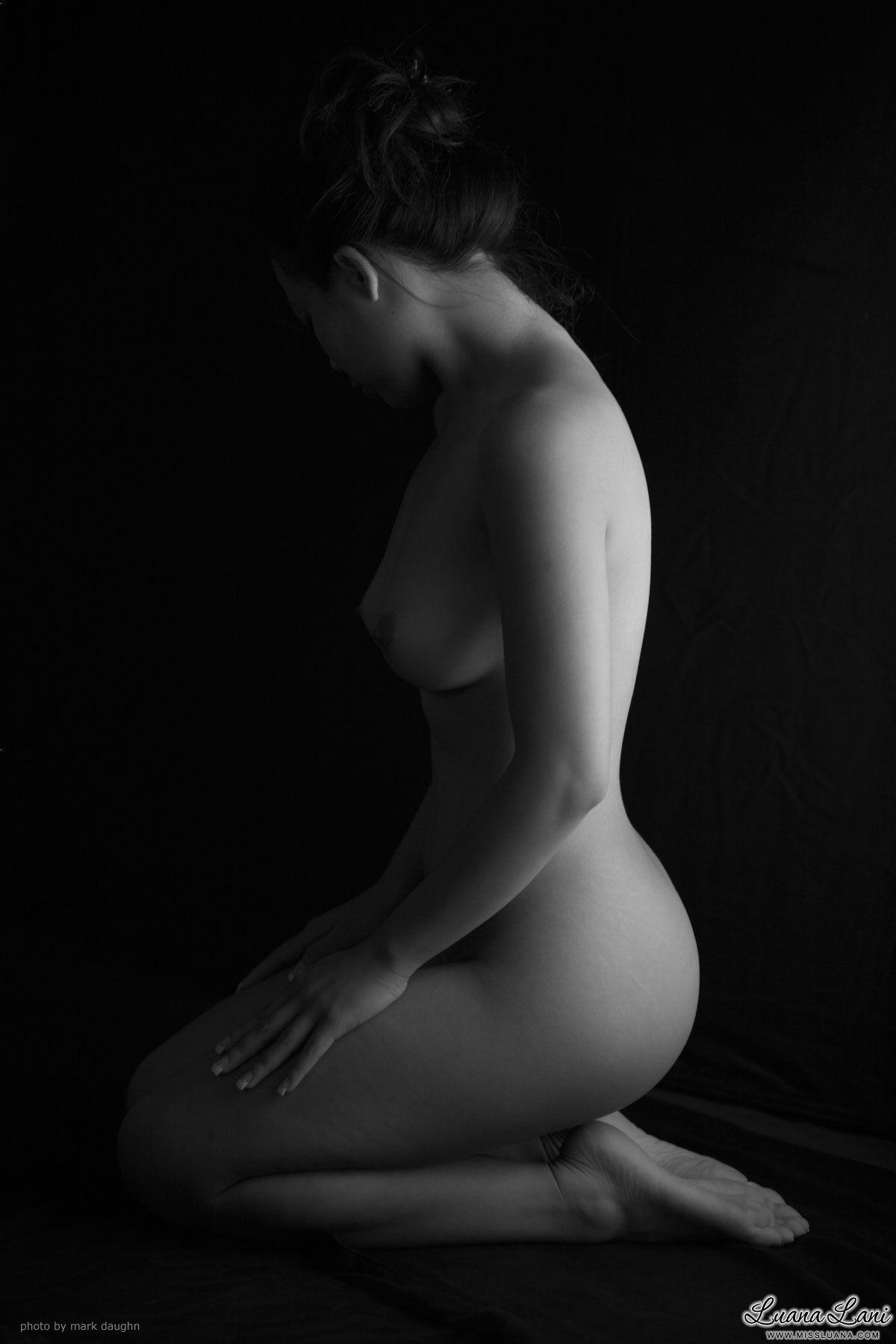 Fotos de la señorita luana mostrando su cuerpo sexy en blanco y negro
 #59585772