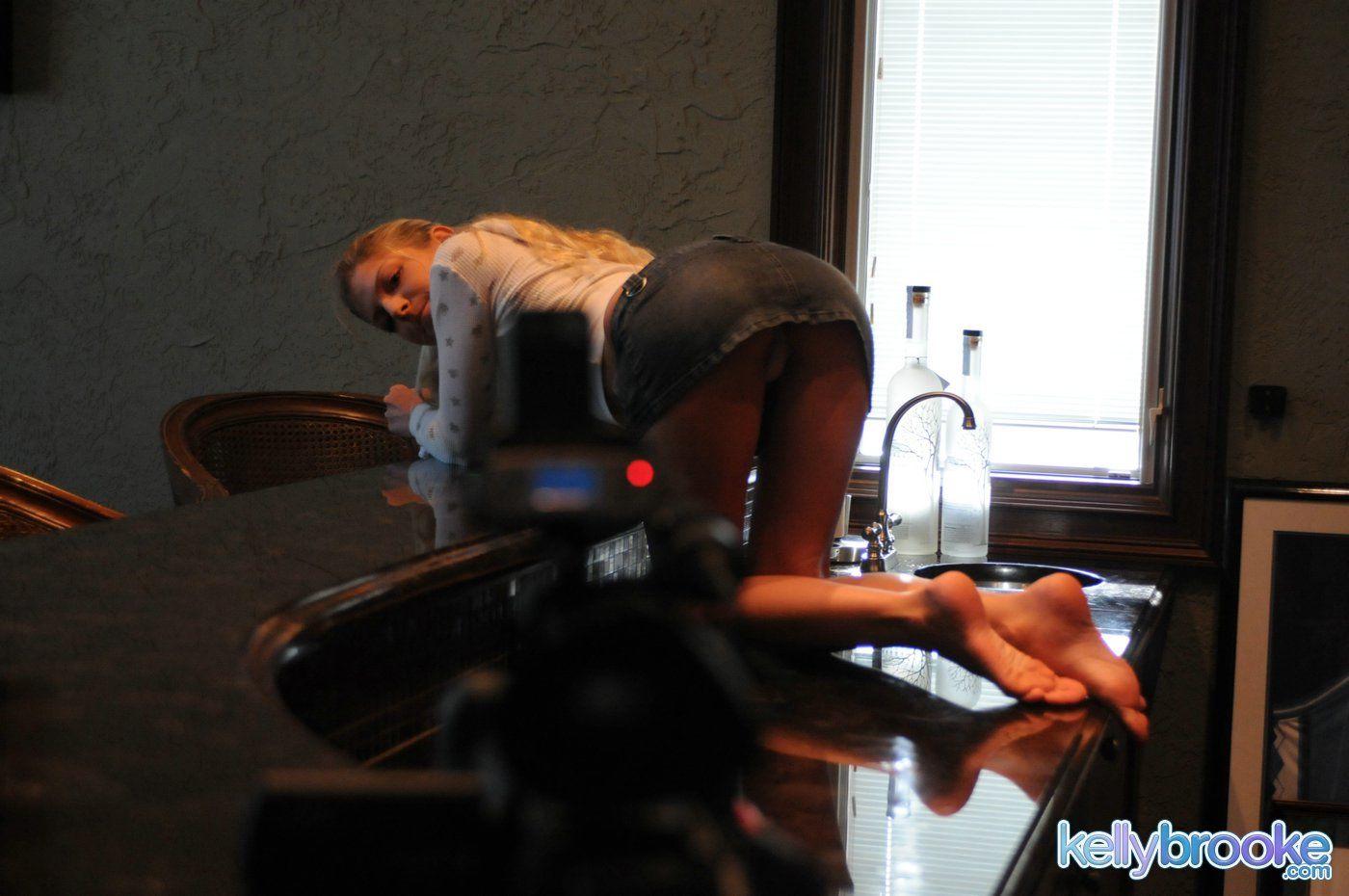 Pictures of teen amateur Kelly Brooke masturbating on a bar #58710183