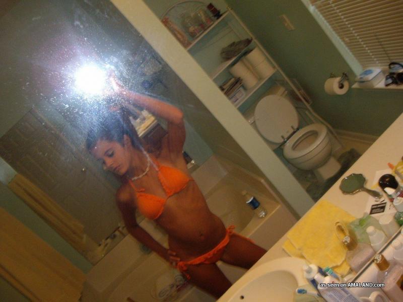 Sexy nicht-nackte Küken posieren für ihre Freunde
 #60660564