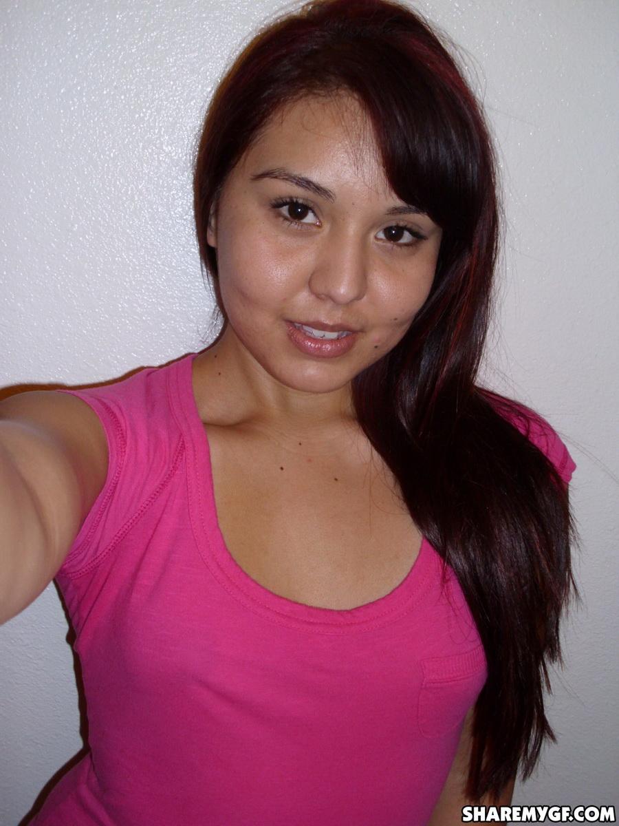 Una latina amateur se toma selfies de su cuerpo desnudo
 #60794520