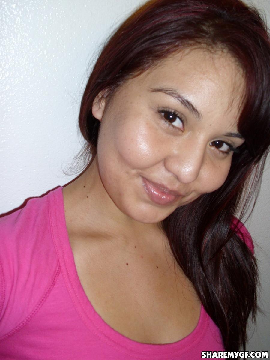 Una latina amateur se toma selfies de su cuerpo desnudo
 #60794530