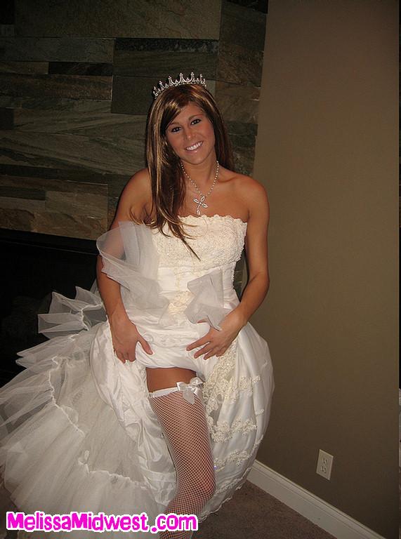 Photos de la jeune mariée Melissa Midwest suçant une bite le jour de son mariage
 #59491996