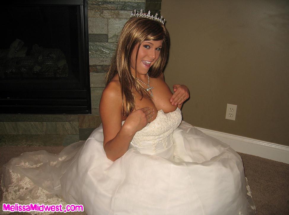 ティーン花嫁メリッサ中西部の写真は、彼女の結婚式の日にコックを吸う
 #59492103