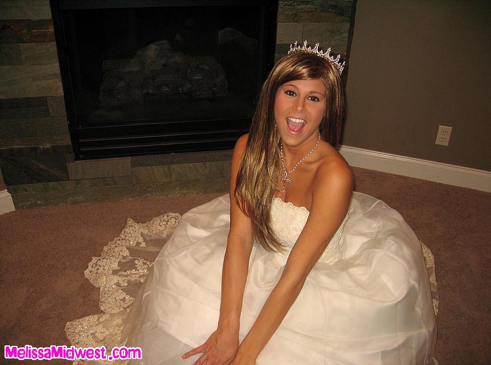 ティーン花嫁メリッサ中西部の写真は、彼女の結婚式の日にコックを吸う
 #59492116