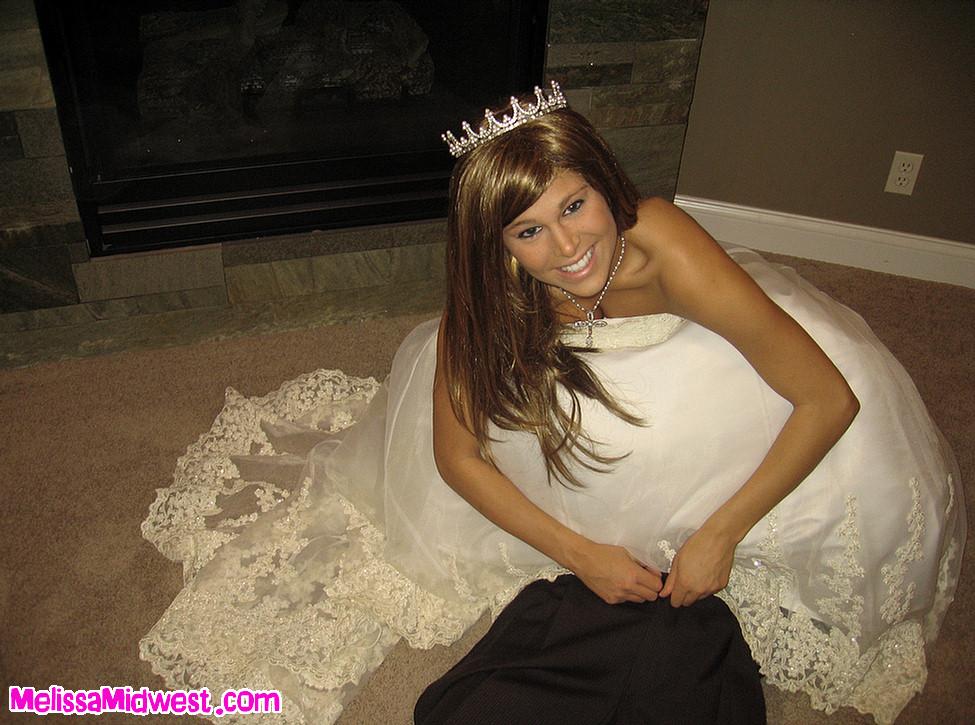 ティーン花嫁メリッサ中西部の写真は、彼女の結婚式の日にコックを吸う
 #59492125