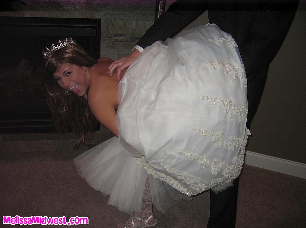 Photos de la jeune mariée Melissa Midwest suçant une bite le jour de son mariage
 #59492222