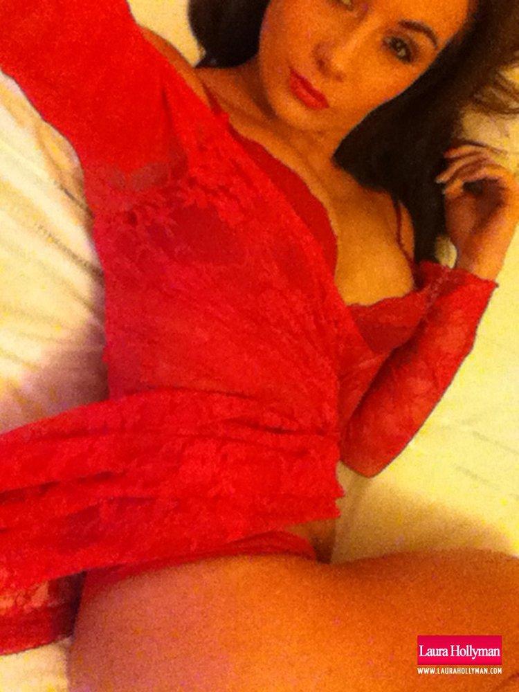 Laura Hollyman se déshabille de sa robe rouge et de sa lingerie, juste pour toi.
 #58846477