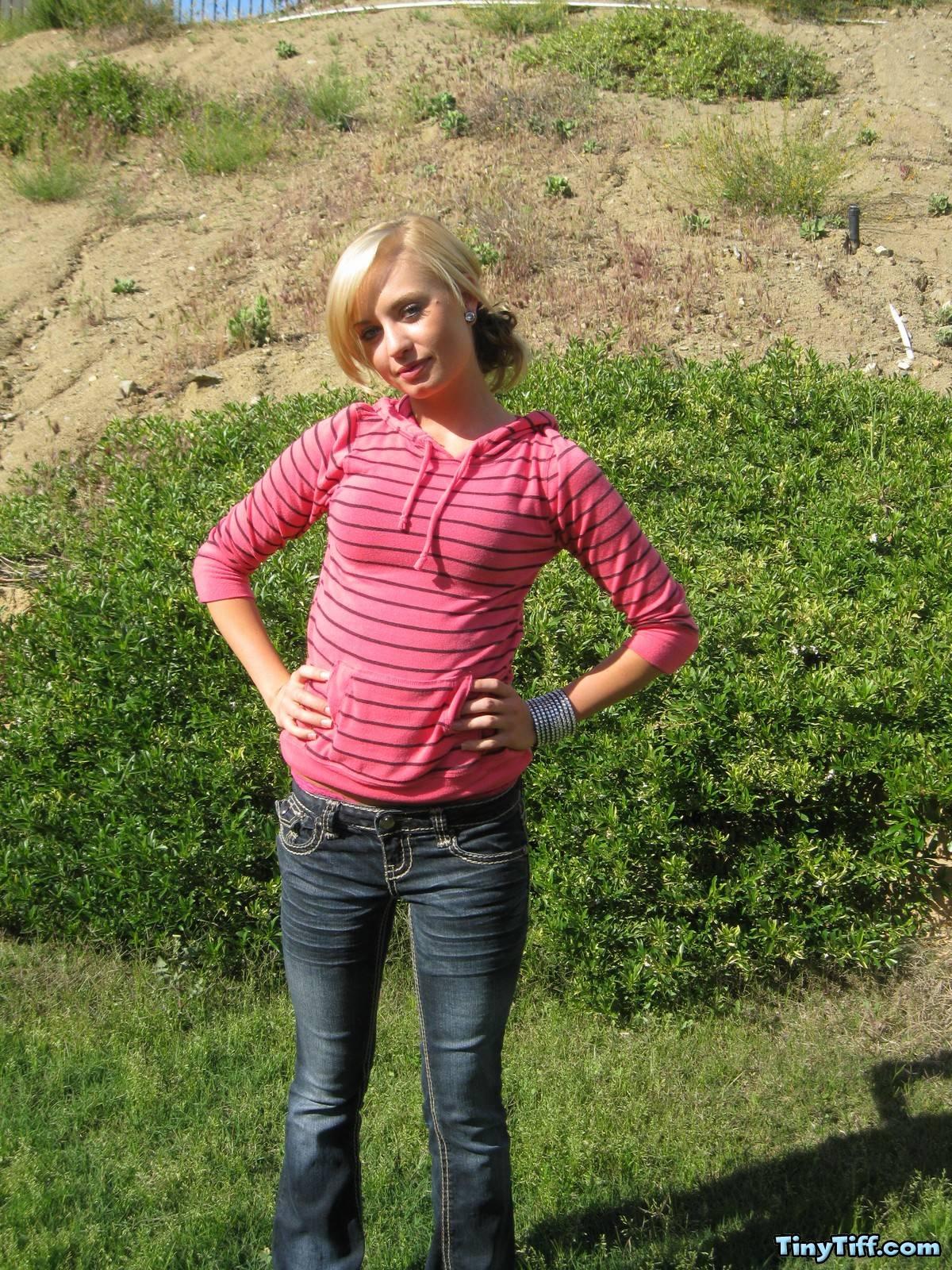 La rubia tiny tiff se quita los vaqueros y la camiseta al aire libre
 #58924781