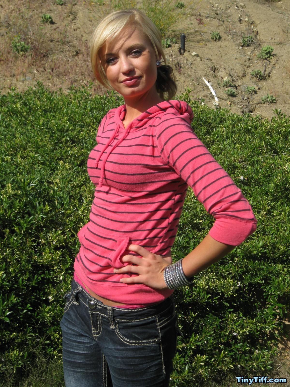 La rubia tiny tiff se quita los vaqueros y la camiseta al aire libre
 #58924817