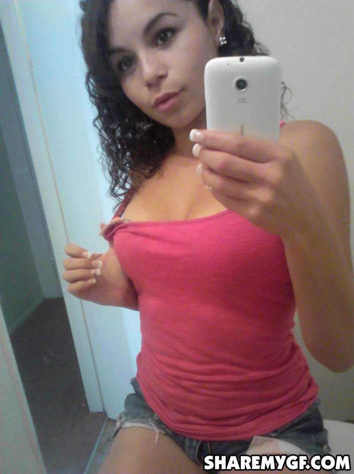 La novia tetona muestra sus grandes y perfectas tetas mientras se toma selfies
 #59854739