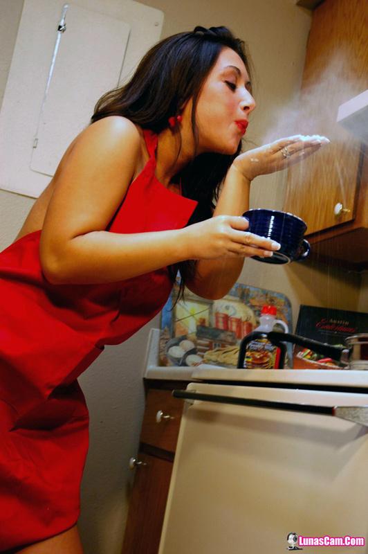 Photos de came lunaire jeune vous préparant le petit-déjeuner le lendemain matin
 #59137675