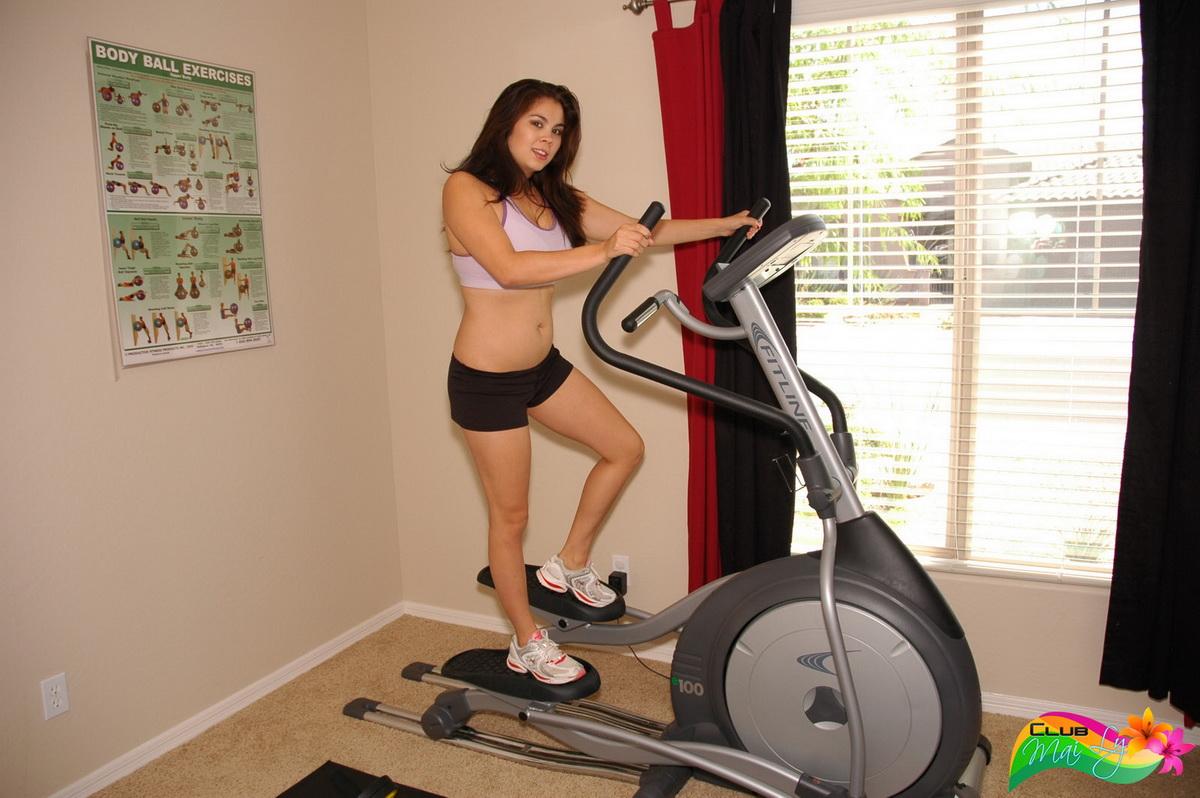 Big Titty Babe Mai Ly zieht sich während ihres Workouts im Fitnessstudio langsam nackt aus
 #59176937