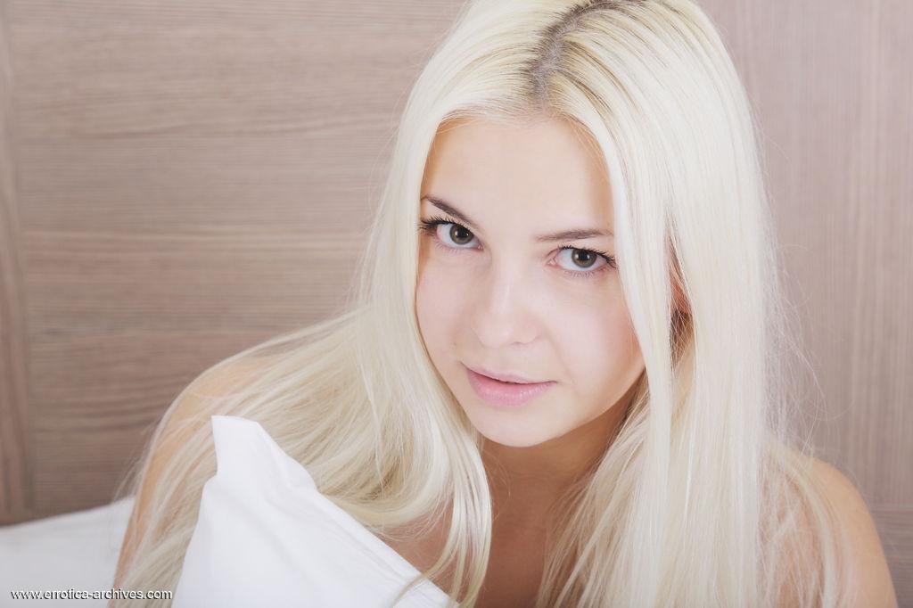 La jeune blonde vika d se met totalement nue pour vous au lit
 #60147911