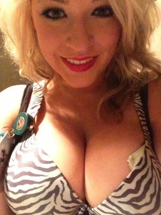 Sexy busty gfs zeigen ihre saftigen Juggs in selfies
 #60471863