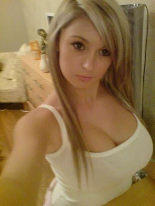 Sexy busty gfs zeigen ihre saftigen Juggs in selfies
 #60472011
