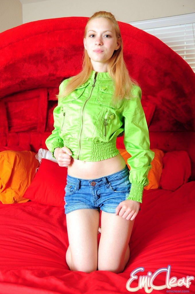 Bilder von Teenager-Modell emi klar pleasuring ihre nasse Muschi
 #54185333