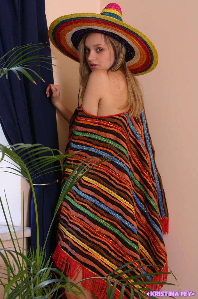 Kristina fey Streifen aus ihrem sexy mexikanischen Outfit nur für Sie
 #58774481
