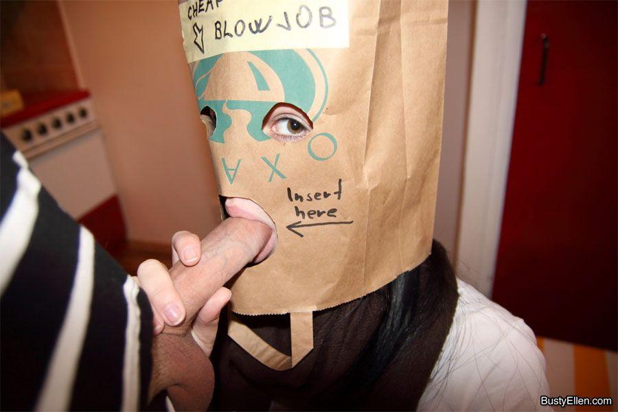 Immagini di teen nympho busty Ellen succhiare il cazzo attraverso un sacchetto di carta
 #53591997