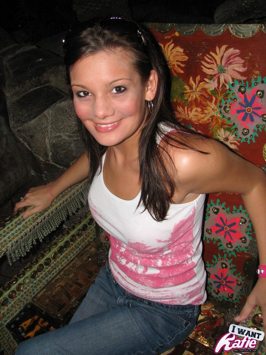 Katie, sexy et très excitée, expose ses gros seins pour des photos candides lors de son voyage à Las Vegas.
 #58047563