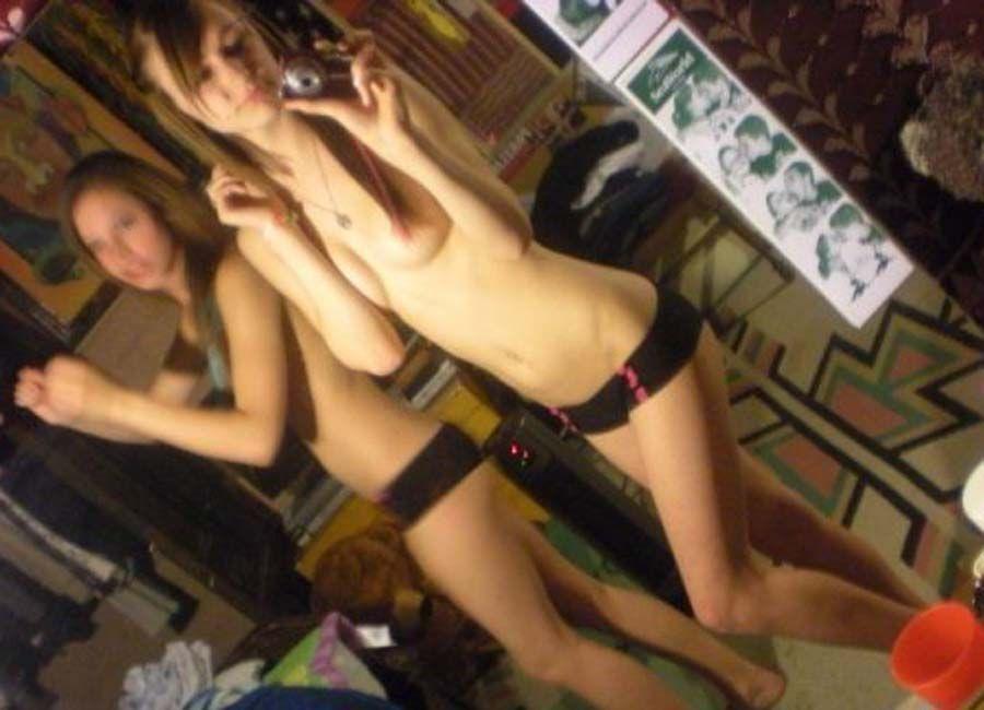 Images de deux copines lesbiennes chaudes et excitées
 #60651128