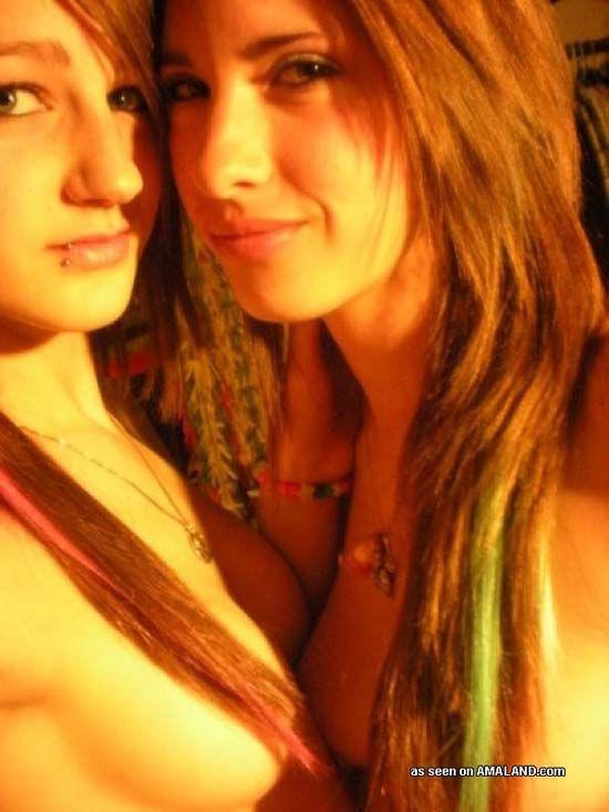 Images de deux copines lesbiennes chaudes et excitées
 #60651151