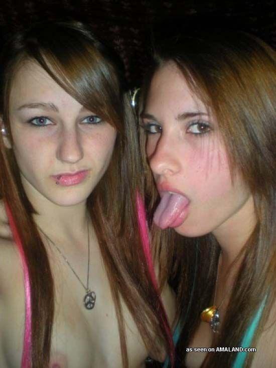 Images de deux copines lesbiennes chaudes et excitées
 #60651180
