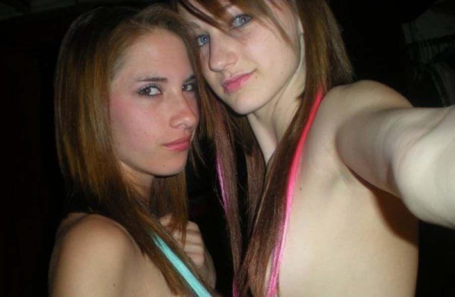 Bilder von zwei heißen und geilen lesbischen Freundinnen
 #60651201