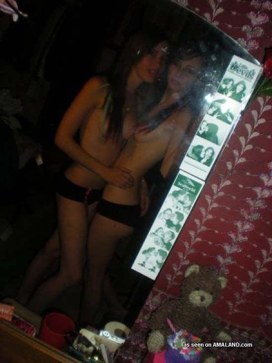 Images de deux copines lesbiennes chaudes et excitées
 #60651225