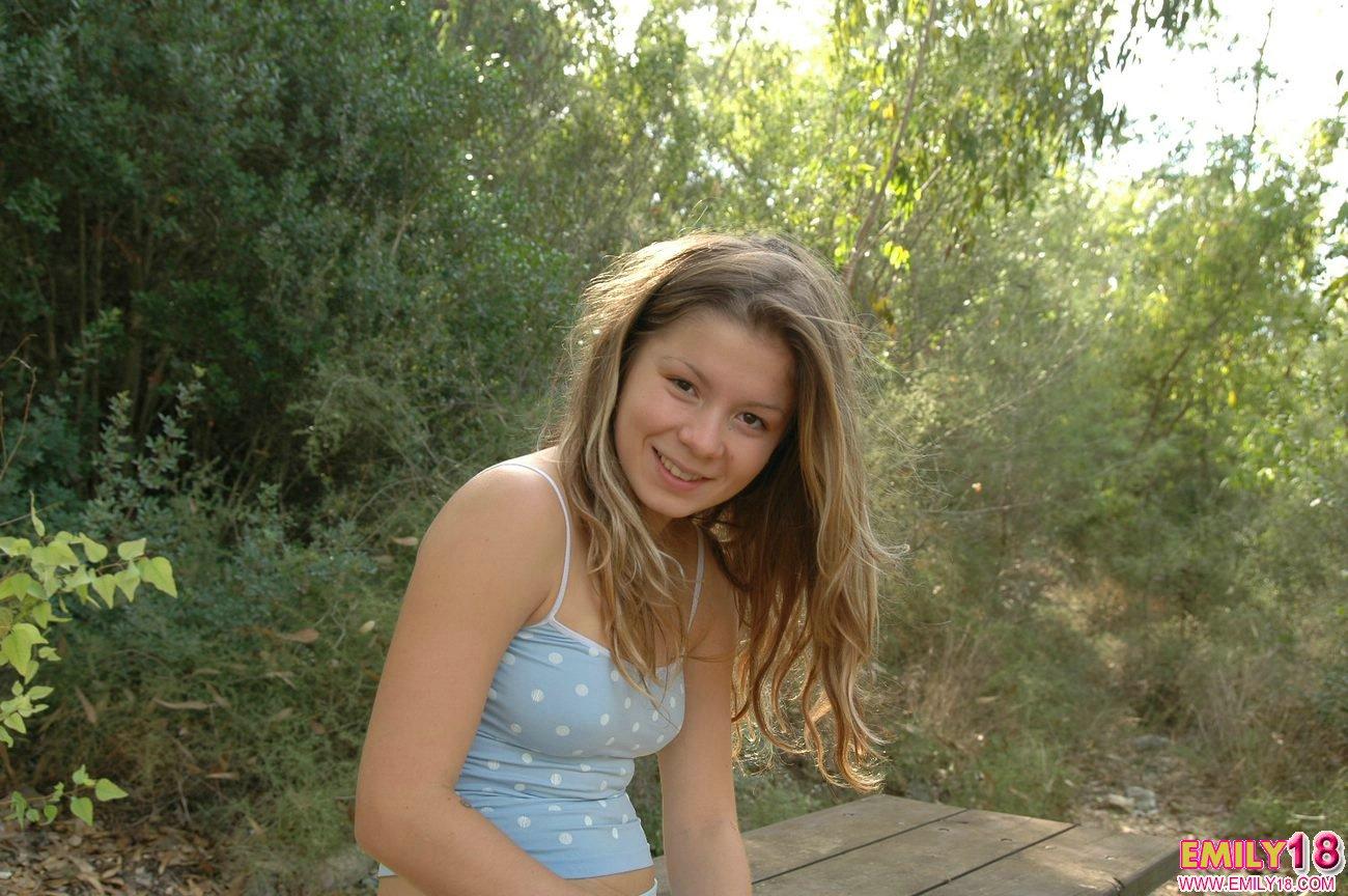 Süße junge Emily zeigt ihren engen Körper draußen im Wald
 #54210393