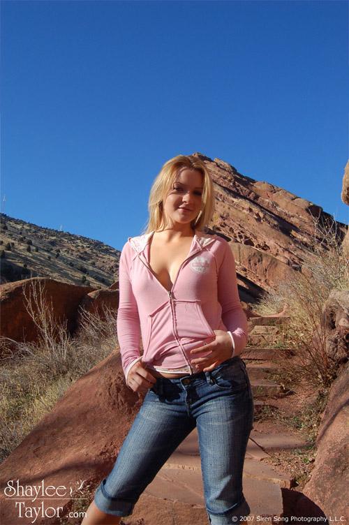 Shaylee abre la cremallera de su sudadera rosa para mostrar sus perfectas tetas
 #59964588