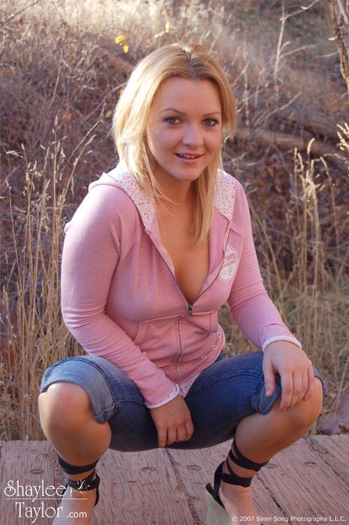 Shaylee abre la cremallera de su sudadera rosa para mostrar sus perfectas tetas
 #59964609