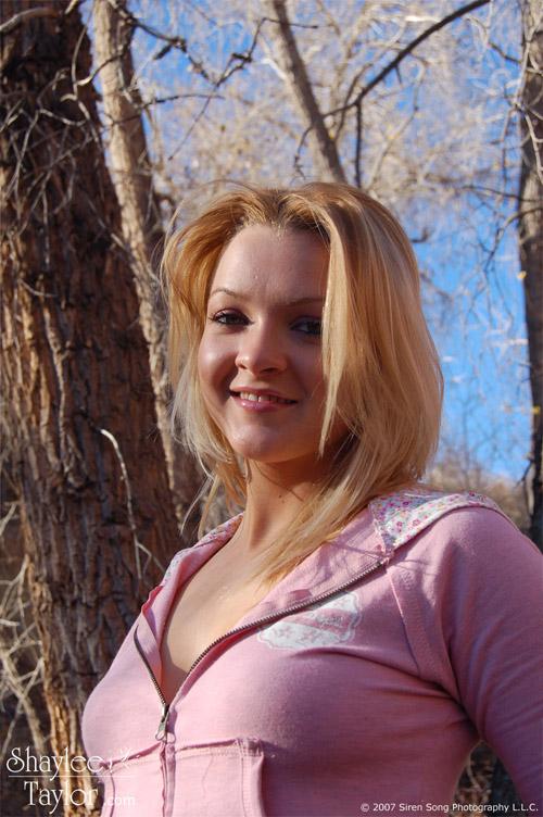 Shaylee abre la cremallera de su sudadera rosa para mostrar sus perfectas tetas
 #59964619