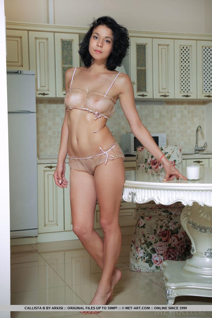 Hübsches Mädchen Callista B strippt völlig nackt für Sie in "Torteni"
 #53605114