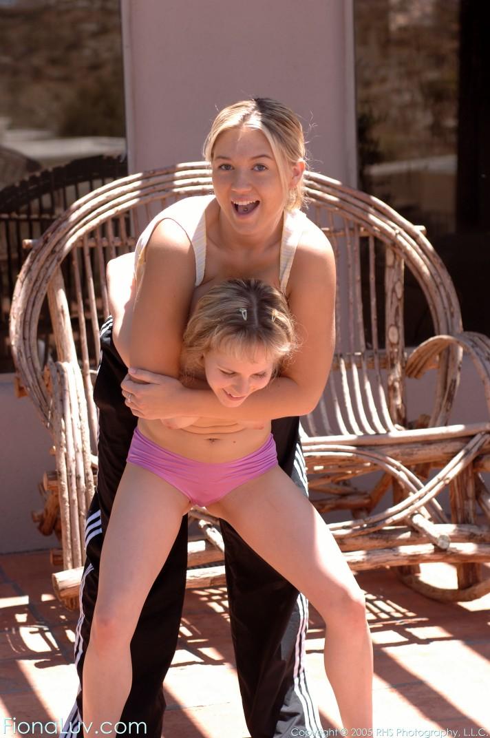 Fiona und Alison machen draußen Kampfsport
 #53020030