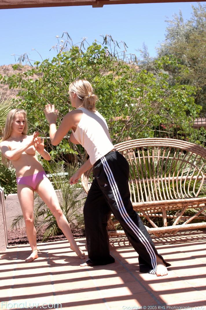 Fiona y alison hacen artes marciales al aire libre
 #53020154