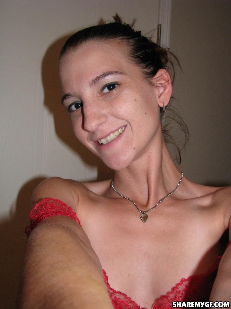 Brünette Freundin macht Selfshot-Bilder in roten Spitzen-Dessous
 #60791824