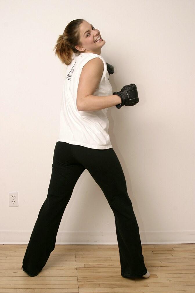 キックボクシングの練習をしているサラ・セクストンの写真
 #59918711
