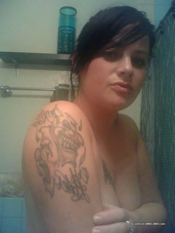 Bildergalerie einer Amateurin mit heißem Arsch und tätowierter Emo-Freundin, die vor der Cam zeigt
 #60637876
