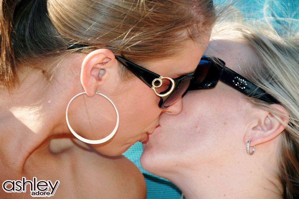 Fotos de la joven ashley adore besándose con sus amigas al aire libre
 #53319320