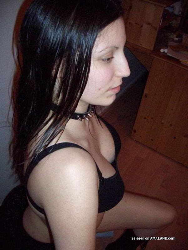 Photos d'une jeune fille amateur brune suçant une énorme bite bien raide
 #60736233