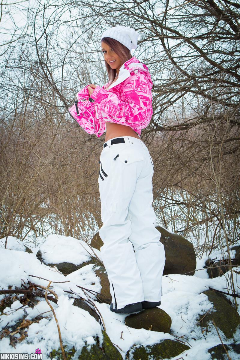 美しい少女Nikki Simsが雪の中でストリップをする
 #59788049