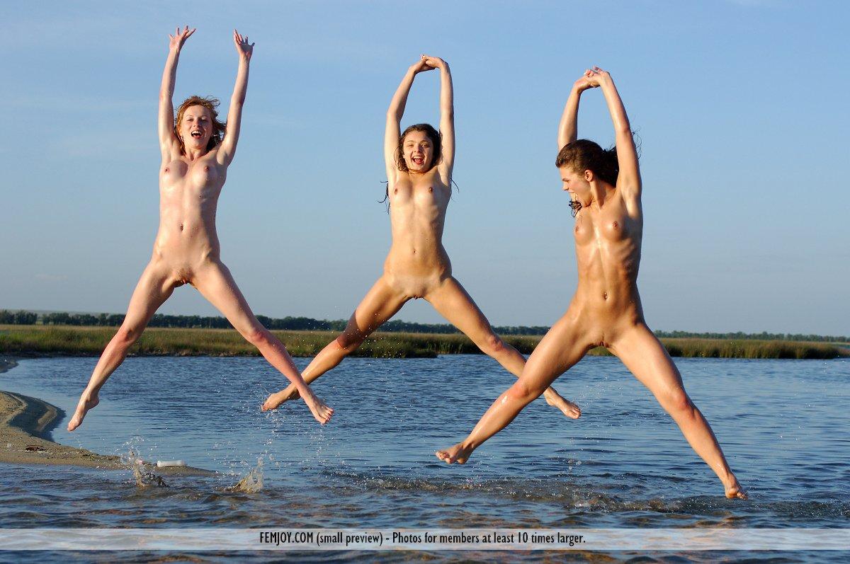 ビーチで裸の三ホットティーンの女の子の写真
 #58752163