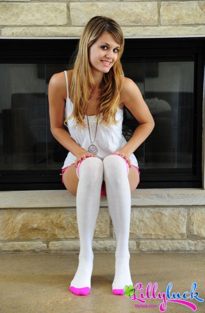 Photos de la jeune Lilly Luck en train de se déshabiller jusqu'aux chaussettes
 #58953248