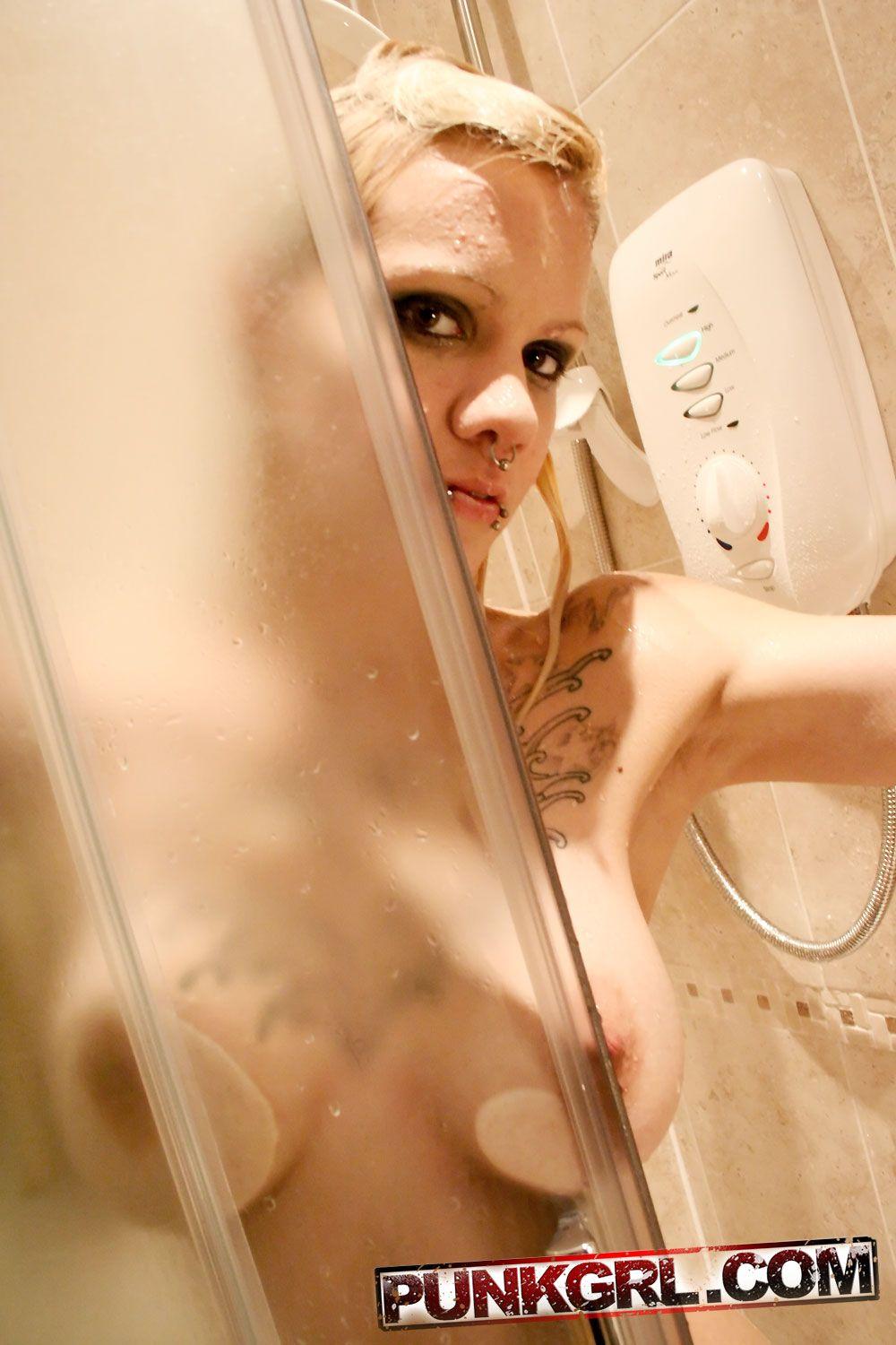 Pictures of punk girl Lucky getting naked in the shower #60763157