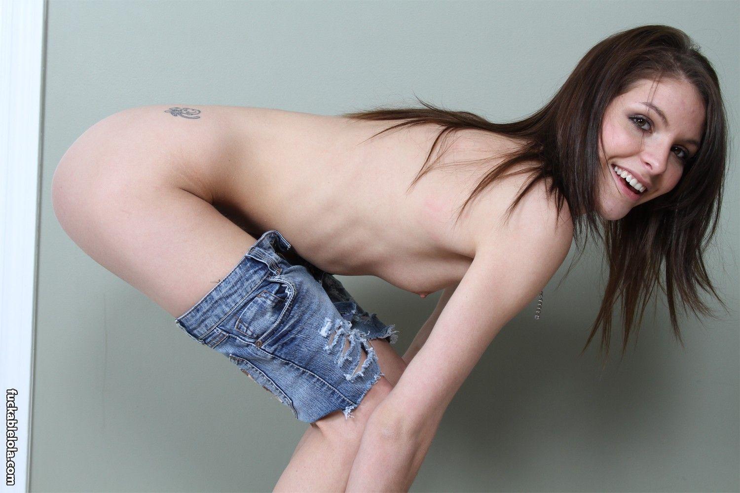 Bilder von Teenie-Mädchen fickbar lola entblößt ihren engen fickbaren Körper
 #54426233