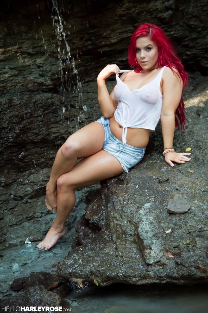 赤毛の美女ハーレー・ローズが滝のそばで裸になる
 #54705109